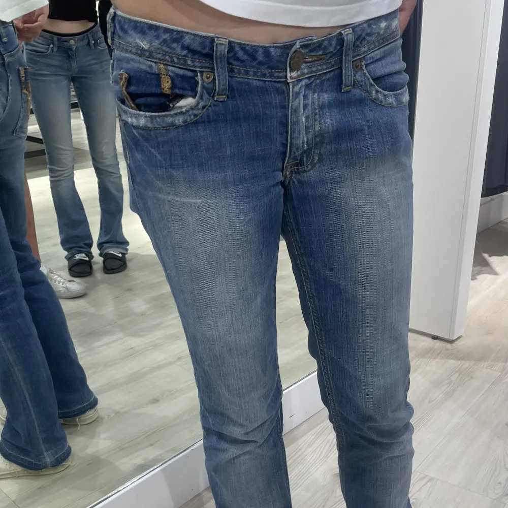 Lågmidjade jeans, köpta på secondhand, okänt märke . Jeans & Byxor.