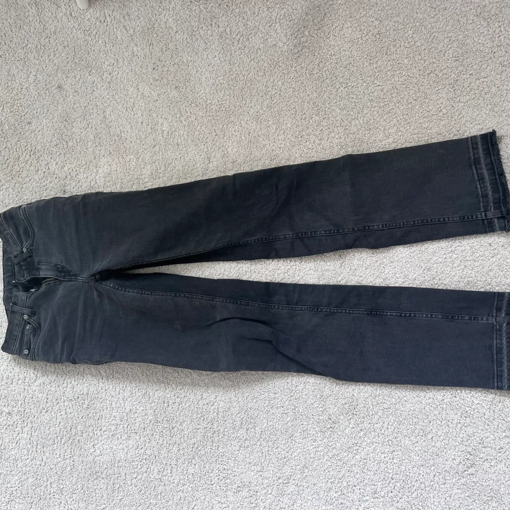 Mid waist jeans från weekday. Jeans & Byxor.