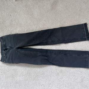 Mid waist jeans från weekday