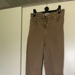 Jeans Lager 157 - Jeans från Lager 157 storlek XS  Finns hund och katt i hemmet och kan förekomma hår på plagget🥰  150kr+ ev frakt eller bud med rätt att neka