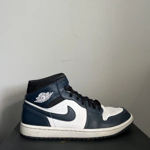 Air Jordan 1 mid - Säljer nu mina jordan 1or armary navy. Fick de på drop på Zalando för nått år sen. Skick 8/10🔥. Bara skriv i dm för mer bilder och info. Online kvitto visas dm🔥🔥   