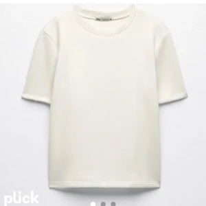 Stickad tshirt  - Fin tshirt från zara. Jätte mjukt material. Har en i svart också