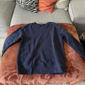 Polo Ralph Lauren tröja - Skick: 9/10. Storlek: XL. Nypris ca 1000. Kontakta mig om du har frågor😃