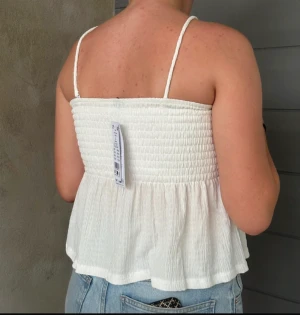 Söt topp - säljer denna söta toppen, köpte den i somras men aldrig använd. den passar även en person i S men då sitter den lite lösare! Banden är avtagbara Köparen står för frakten ♥️