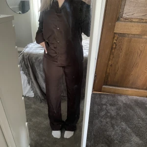 Brunt satin set - Säljer detta bruna satin settet från Bikbok! Så skönt och fint💓