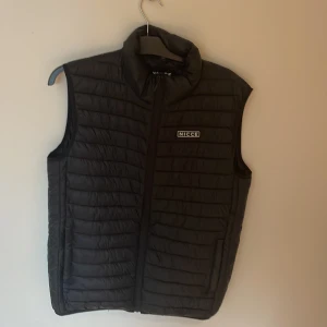 Väst - En nicce väst som är i nyskick passar medium-large   Hör av er vid intresse 🙌🔥