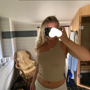 Enarmat beige linne  - Säljer detta super fina och gulliga enarmade linne från Gina. Använt fåtal gånger och är därför som helt nytt!🙌🥰