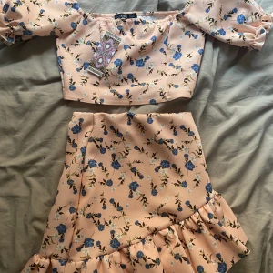 Sett kjol och topp - Helt nytt sett från boohoo. Säljer som set men kontakta om man vill köpa något separat ! Köparen står för frakten annars kan jag mötas upp i butik. Pris för både kjol och topp:400kr