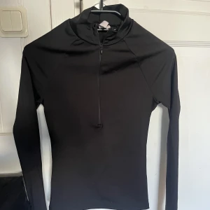Sportig tröja - Sportig tröja med zip-kedja, säljer för att den är för tight för mig.🖤