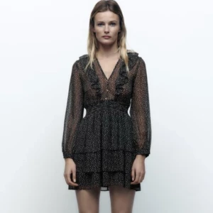 Zara klänning  - Tryck gärna på ”köp nu” för billig o spårbar frakt 🥰 Säljer min FAVORIT klänning från Zara då ja tycker den ät för kort för mig som är 173cm. Helt slutsåld på hemsidan. Älskar verkligen denna, endast testad då den som sagt var för kort :(