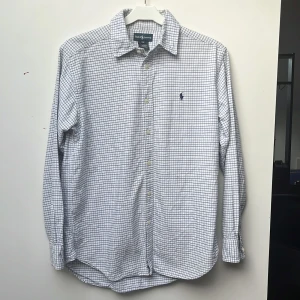 Ralph lauren skjorta  - Finaste skjortan i liten storlek. Perfekt skick. 😅😇😎