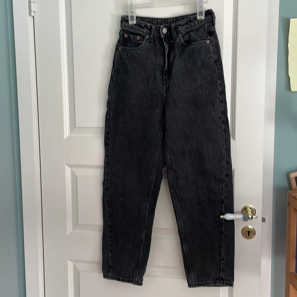 Meg washed black jeans från weekday i storlek 24/28. Har en lite baggy fit. Sitter supersnygg men tyvärr för små för mig . Jeans & Byxor.
