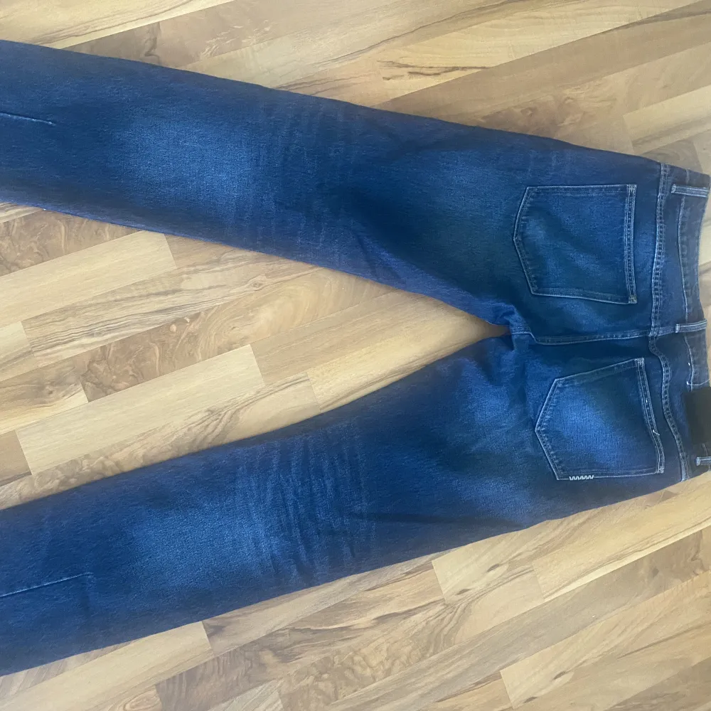 Neuw studio relaxed I ny skick använda ca 2 gånger aldrig tvättade. Säljes pågrund att dem är för stora. Storlek 34/34 Nypris 1299kr Säljer för 500kr. Jeans & Byxor.