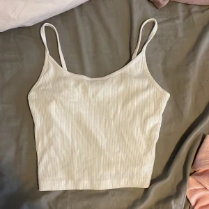 Crop top - Basic Crop top jag inte använder för känner mig inte riktigt bekväm 