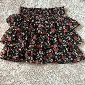 Volang kjol - Säljer min super fina volangkjol från Lindex. Storleken är 146/152 men passar mig som S och skulle även kunna passa M