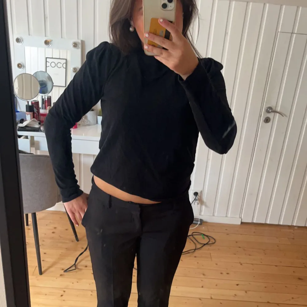 Svart tröja från zara med diamant detaljer i ryggen! Är i storlek L men passar mig som vanligtvis har S eller M! 💗. Neuletakit & Villapaidat.