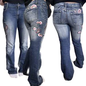 SKIT SNYGGA jeans med broderier och fastsydda detaljer