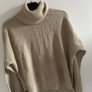 Beige stickad polotröja - Beige stickad polotröja från nelly