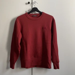 Acne Studios sweatshirt  - En utgående modell av acnes sweatshirt. Storlek Xs, passar S. Använt ett fåtal gånger. Fick den i present för några år sedan. Finns ett fåtal fläckar som inte går bort, men ej syns om man inte kollar med ett teleskop. Därav det billiga priset.
