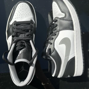 Air Jordan 1 - Air Jordan 1 Low Black Medium Grey 2021, storlek 41.  Endast använt ett fåtal gånger, fint skick. Box följer med.  Nypris 1800kr, säljes för 995kr.  Finns i Örnsköldsvik, köparen står för eventuell frakt.