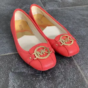 Ett par super sköna röda ballerina skor från Michael Kors!   Gjorda på äkta läder. Storlek 38 men passar även 37 skulle jag säga  Ej använda endast testade hemma! 