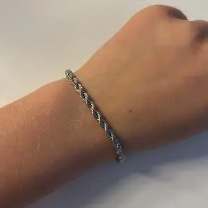 Silvrigt armband! Inte äkta 