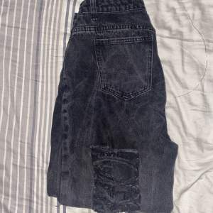 Ripped jeans från Shein, nästan trasiga så mycket hål det är i dem. Skriv för fler bilder, köparen står för frakt och katt finns i hemmet🤍