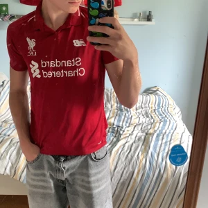 Liverpool fotbollströja - En Liverpool fotbollströja med m.salah på ryggen , riktigt bra kvalitet på tröjan, köpt nyss från annan sida men är för liten för mig (178cm), ställ gärna frågor om det uppstår!