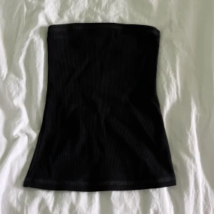 Tubtopp - Säljer denna tubtopp från weekday då den inte längre kommer till användning 💕