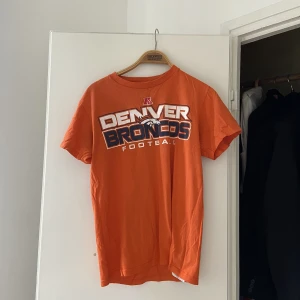 Orange t-shirt - T-shirt med tryck köpt från beyond retro. Använt en del men fortfarande cool. 