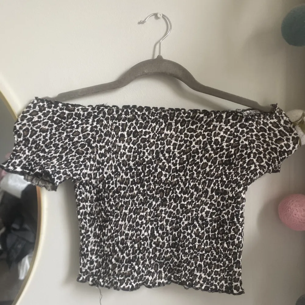 Säljer denna jättefina off shoulder topp i leopardmönster. Tröjan är köpt på primark i london. . Toppar.