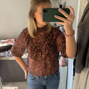 Blus - Otroligt söt blommig blus med volanger!💕💕 Man kan ha den både långärmad och kortärmad, själv föredrar jag den kortärmad!✨ Jättebra skick Storlek s