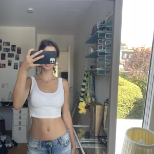 Vitt croppat linne - Vitt ribbat croppat linne från Gina. Vid snabb affär kan pris diskuteras