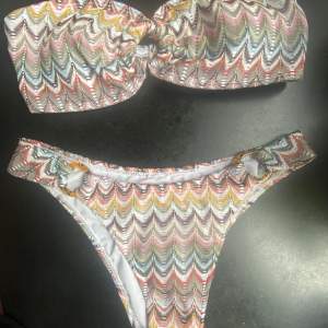 Lägger upp igen pga att jag inte kunde svara på förra annonsen, höjde priset pga många intresseradde på förra!!   Sjuktsnygg bikini med missoni liknade mönster!!💕💕aldrig använd TRYCK INTE KÖP NU