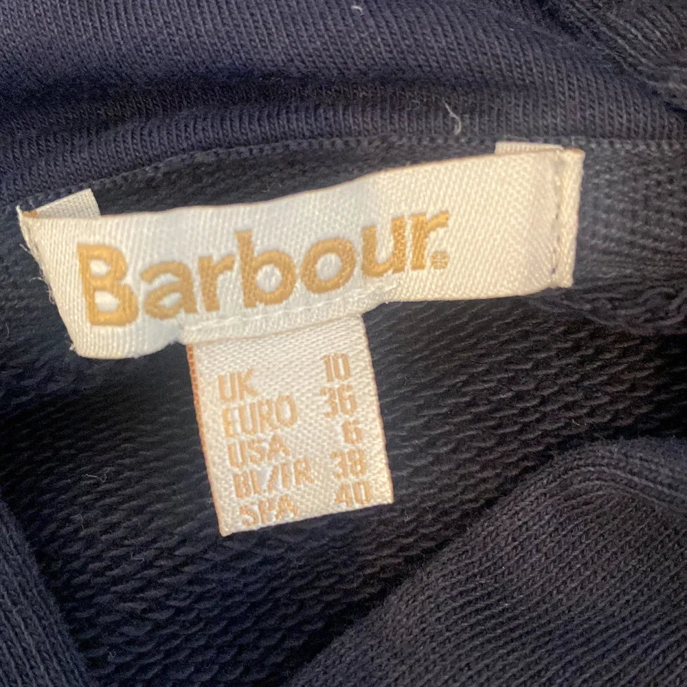 Mörkblå Barbour tröja i jättefint skick och nästan helt oanvänd!. Hoodies.