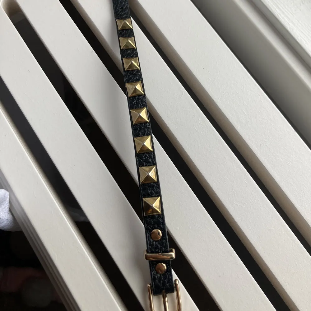 Fake valentino armband som är svart med guldnitar💘🌟🪩70kr inklusive frakt. Accessoarer.