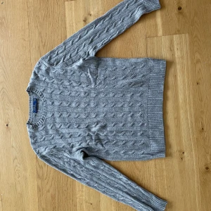 Stickad Ralph Lauren tröja - En grå stickad Ralph Lauren tröja i väldigt bra skick. 