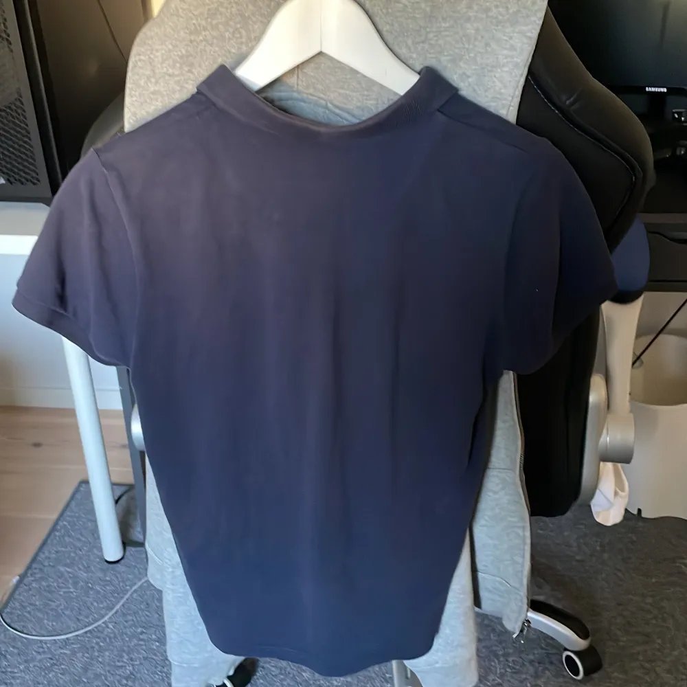 Mörkblå Hampton republic piké t-shirt, inga hål eller skador på tröjan, säljer pga att den är för liten . T-shirts.