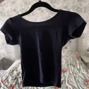 topp med öppen rygg💓 - trendig topp med öppen rygg från bikbok❤️ mörkblå och bra skick💘 säljer då den inte är min stil längre❤️ köpare står för frakt❤️