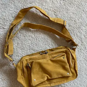 Superfin väska från Noella. Den är i en senapsgul färg som passar perfekt till höst som sommar. Väskan är aldrig använd. 