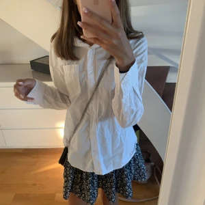Vit skjorta🤍 - Säljer en fin vit skjorta.🤍⭐️Är i M men passar även till S.💗💋Gällande frågor om skjorta skriv till mig i dm.✨