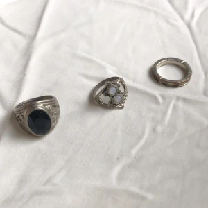 Ringar kristall - SVARTA SÅLD! 30 den vita 5kr för den gröna. vita S, den gröna M/L