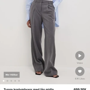 Grå kostymbyxor - Säljer ett par gråa kostymbyxor från Nakd då de knappt kommer till användning längre. Väldigt långa ben och mellanhög/låg midja, beroende på hur man väljer att ha de. Väldigt fint skick då de knappt använts.