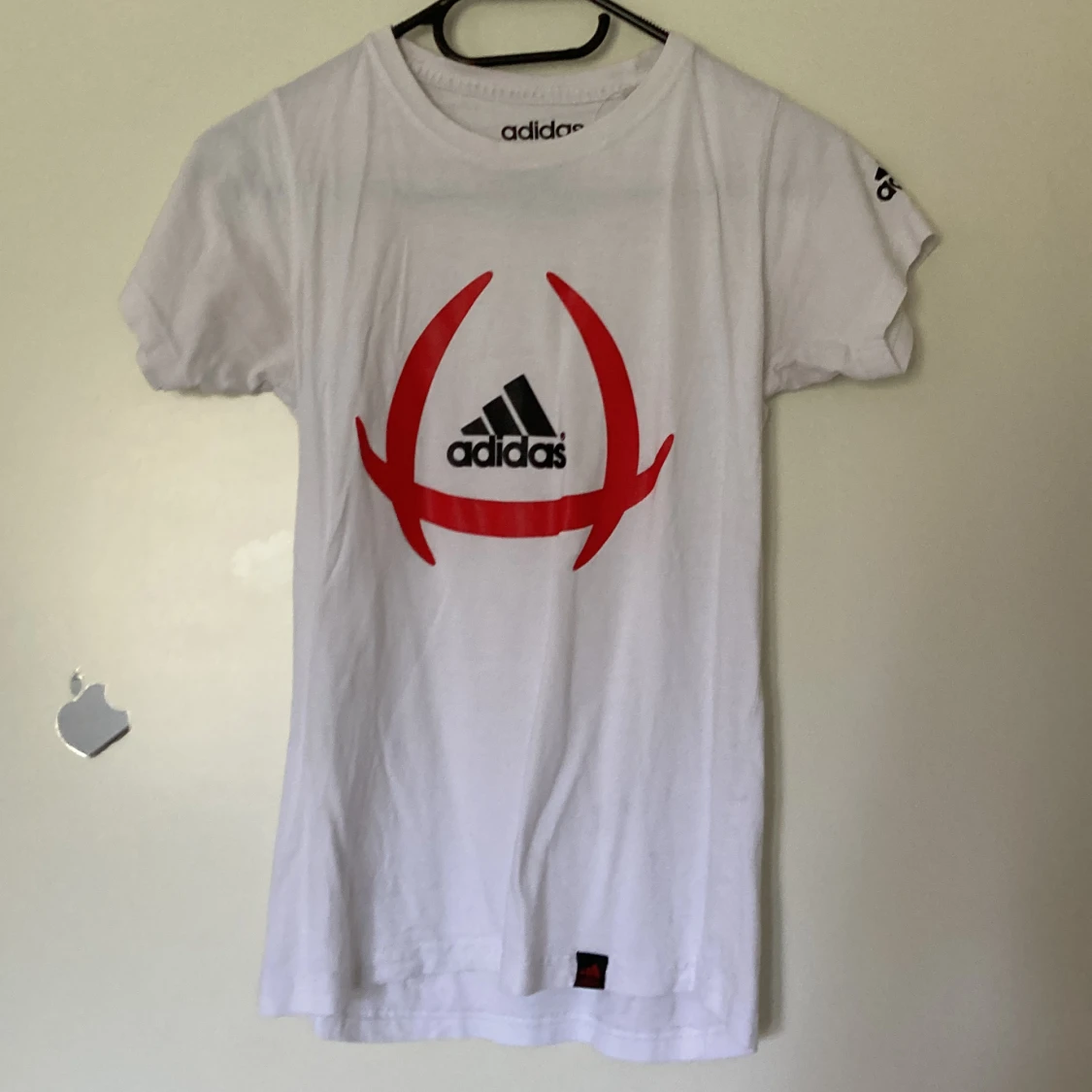  Vit adidas t shirt 