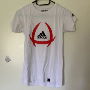  Vit adidas t shirt  - Säljer min vita adidas t shirt som är jätte sparsamt använd. Unisex. Barnstolek 14. Passar mig som är 160-170. Pris kan diskuteras 