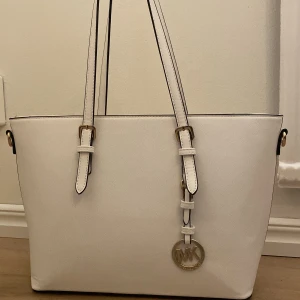 Michel kors väska  - Säljer denna vira Michel kors väska pga den inte kommer till användning. Använd 1 gång 
