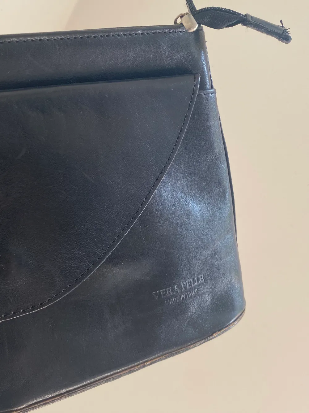 Superfin svart liten väska från Vera Pelle . Väskor.