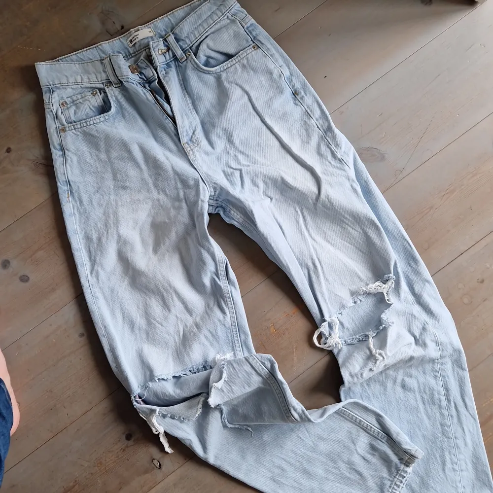 Jeans från Gina tricot. Slitna/håliga knän. Fint skick.  . Jeans & Byxor.