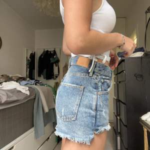 Jeanshorts från Mango, storlek 36. Möts i Stockholm & köpare står för eventuell fraktkostnad 💕