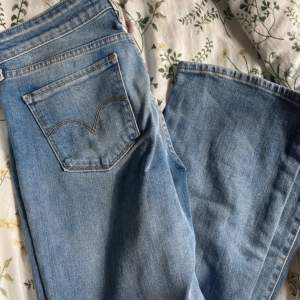 Superfina lågmidjade jeans i märket Levis💗💗